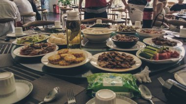 Restoranda nefis ağız sulandıran doğu yemekleri.