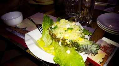 Restoranda nefis ağız sulandıran doğu yemekleri.