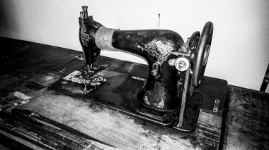 Eski antika dikiş makinesi.