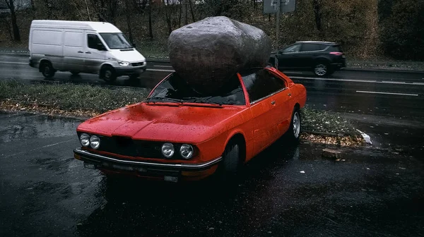 Huge Boulder Roof Crumpled Car — Stock Photo, Image