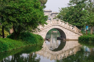 Parktaki taş köprü