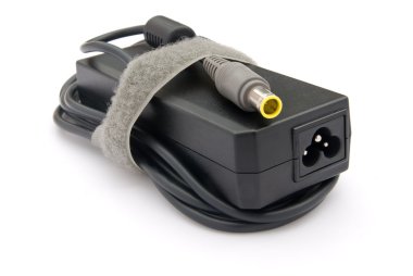 laptop ac adaptörü üzerinde beyaz