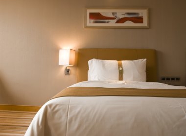 Otel odasında bir yatak.
