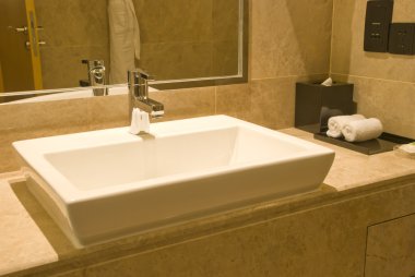 taze ve temiz ve paslanmaz çelik lavabo musluk