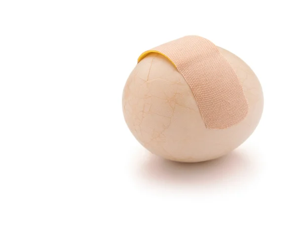 Разбитое яйцо и штукатурка с вырезкой — стоковое фото
