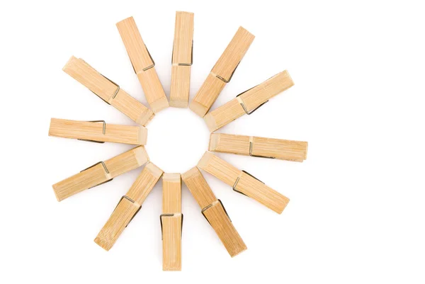 Clothespins řádek nahoru v kruhu s ořezovou cestou — Stock fotografie