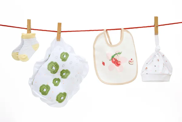 Calcetines de bebé y almohada y babero y gorra colgando con camino de recorte —  Fotos de Stock
