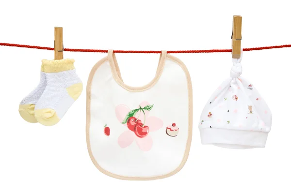 Calcetines de bebé y babero y gorra colgando con camino de recorte —  Fotos de Stock