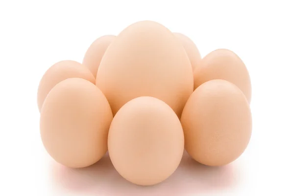 Stora ägg omgiven av små ägg med urklippsbana — Stockfoto