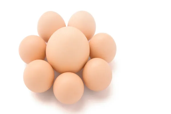 Huevos grandes y pequeños con forma de flor con camino de recorte —  Fotos de Stock