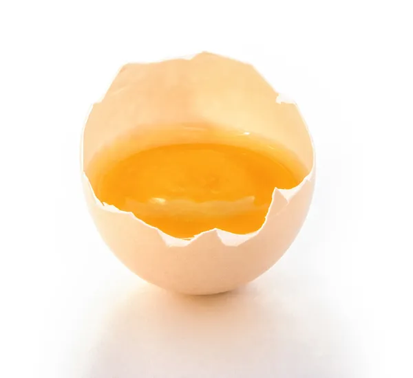 Разбитое яйцо с вырезкой — стоковое фото