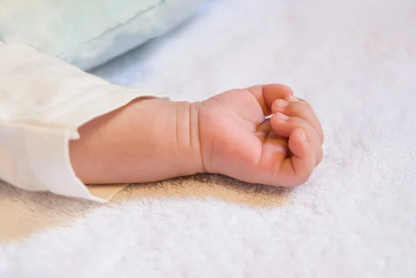 Nyfött barn hand — Stockfoto