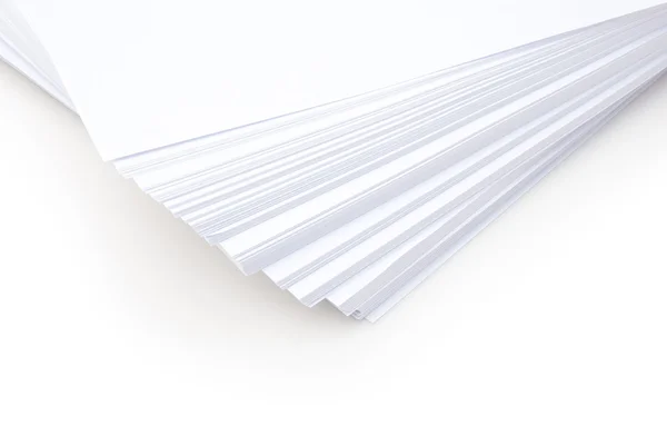 Carta bianca impilata su sfondo bianco — Foto Stock