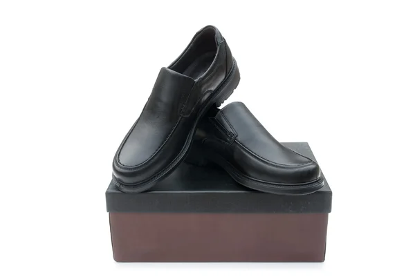 Krabice od bot a černé kožené boty pro muže s ořezovou cestou — Stock fotografie