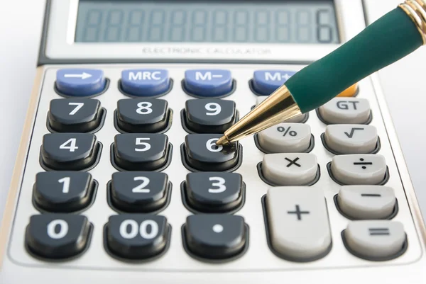 Calculadora y un bolígrafo — Foto de Stock