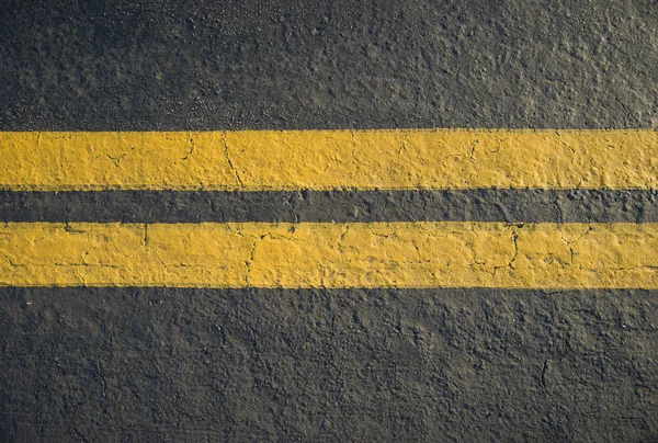 Dubbele gele lijnen scheidingslijn op blacktop — Stockfoto