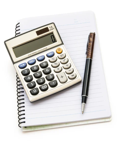 Calculadora y pluma en cuaderno con ruta de recorte — Foto de Stock