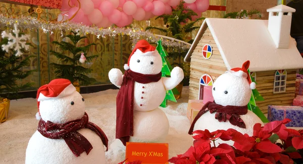 X'mas snowmen and snow house — Stock Photo, Image