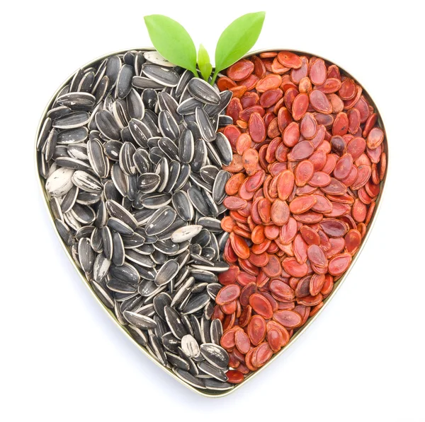 Corazón en forma de semillas de melón rojo y semillas de girasol — Foto de Stock