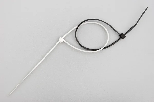 Corbatas de cable en blanco y negro —  Fotos de Stock