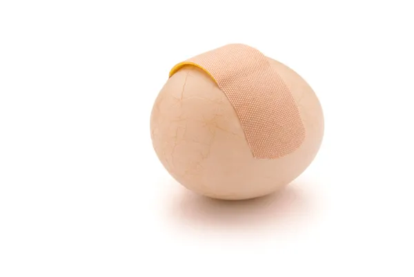 Rozbité vajíčko a omítky s ořezovou cestou — Stock fotografie