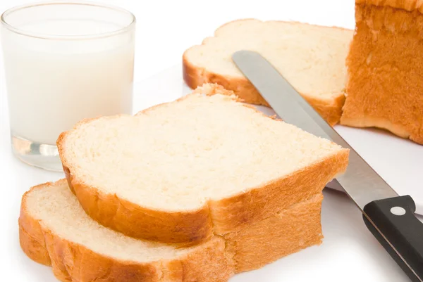 Bröd skivor och mjölk med urklippsbana — Stockfoto