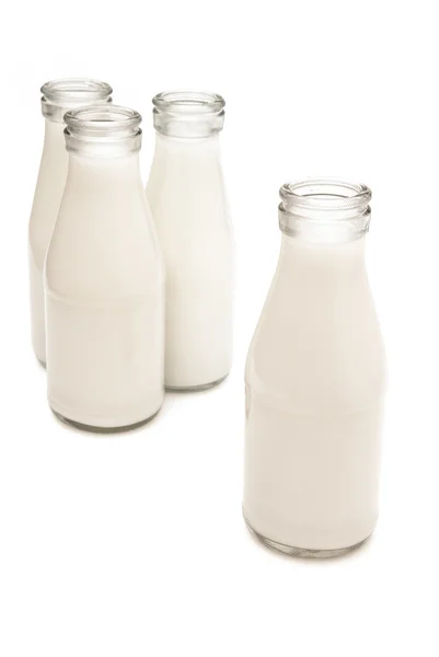 Mjölkflaskor med urklippsbana — Stockfoto