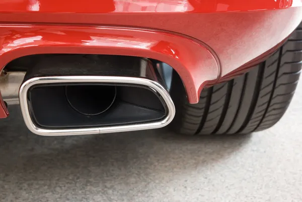赤いスポーツカーの排気管 — ストック写真