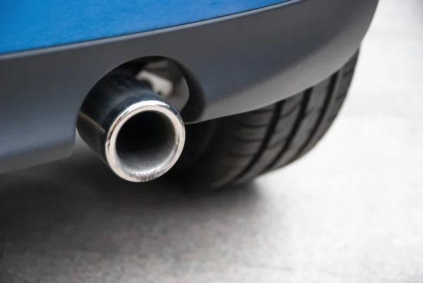 Exhaust pipe of a blue car — Stock Photo, Image