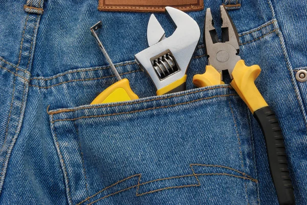Ferramentas em um bolso traseiro azul jean — Fotografia de Stock