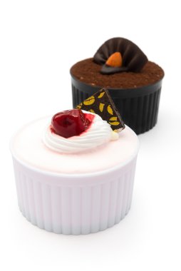 kırpma yolu ile pembe ve kahverengi kek