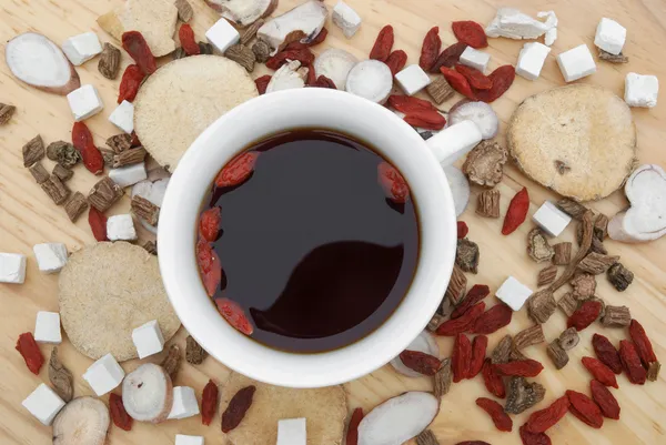 Top view chinese herbs blends and herb tea on wood — Stock Photo, Image