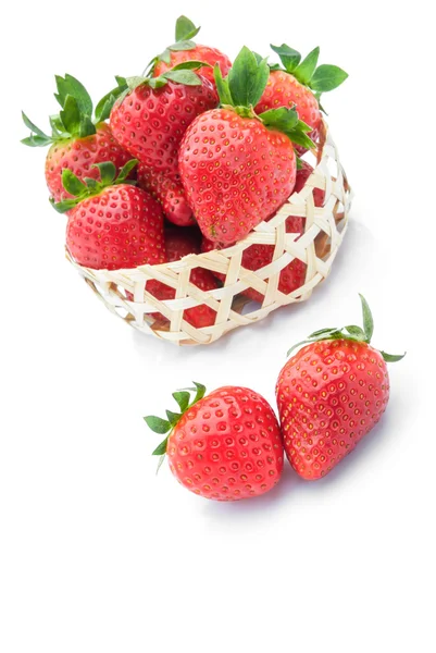 在白色上编织篮草莓 — 图库照片