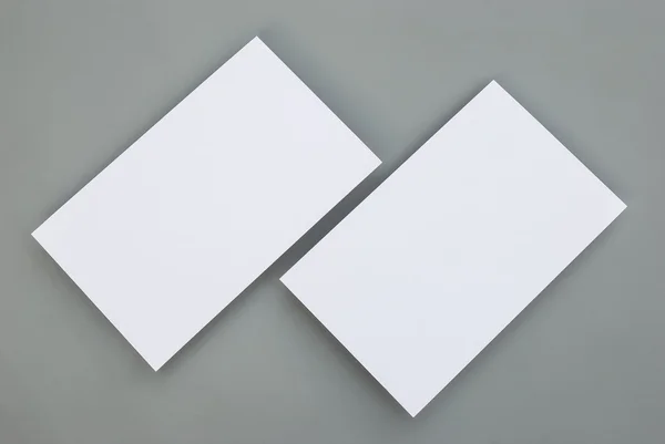 tarjetas en blanco sobre fondo gris