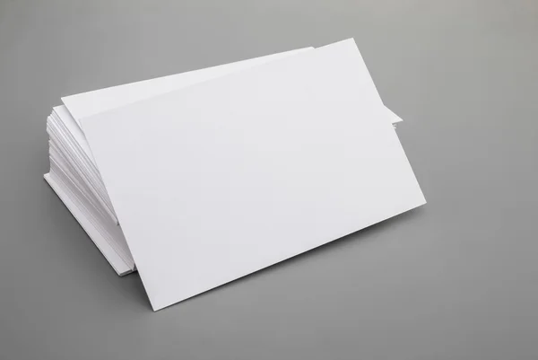 Cartões de visita em branco empilhar no fundo cinza — Fotografia de Stock