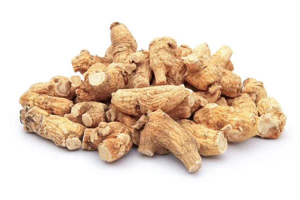 Beyaz bir arka planda ginseng yığını