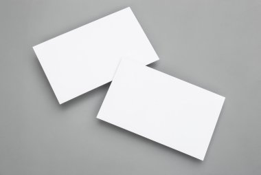 tarjetas en blanco sobre fondo gris