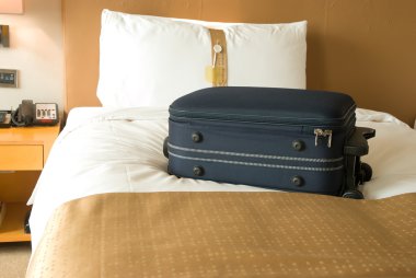 Çantanın içinde bir otel odasında yatak