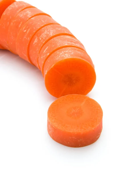 Tranches de carotte fraîche sur fond blanc — Photo