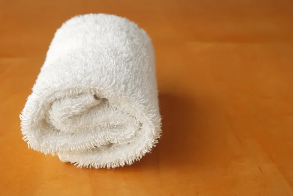 Witte handdoek roll op houten paneel met kopie ruimte — Stockfoto