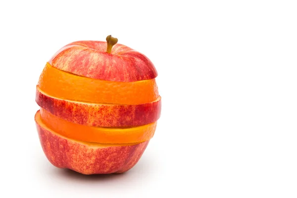 Pomme et orange mélangées sur blanc avec chemin de coupe — Photo