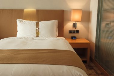 Otel odasında bir yatak.