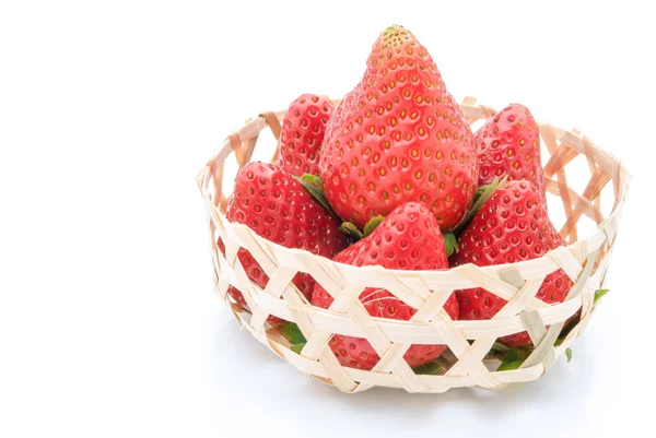 Fresas en cesta tejida sobre fondo blanco — Foto de Stock
