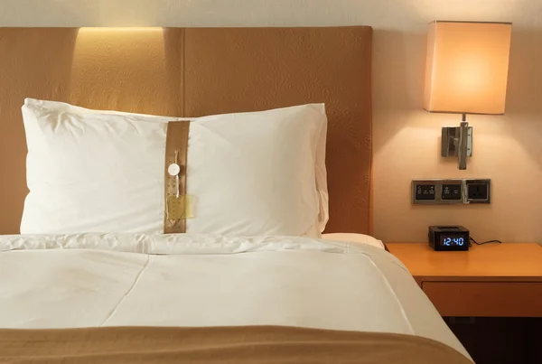 Säng i hotellrum — Stockfoto