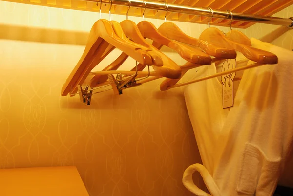 옷걸이 나무 옷장 안에 목욕 가운 — 스톡 사진