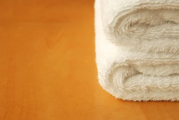 Witte handdoek op houten paneel met kopie ruimte — Stockfoto