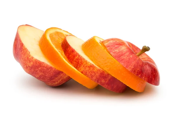 Rodajas de manzana y naranja mezcladas en blanco con la ruta de recorte —  Fotos de Stock