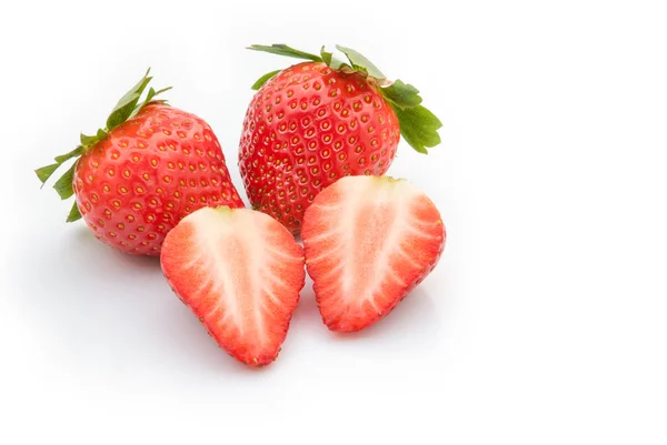 Fresas frescas sobre un fondo blanco — Foto de Stock