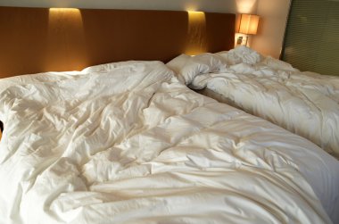 bir otel odasında Çift Kişilik Yatak