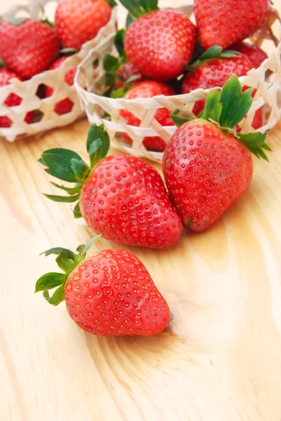 Fresas en cesta tejida en madera — Foto de Stock